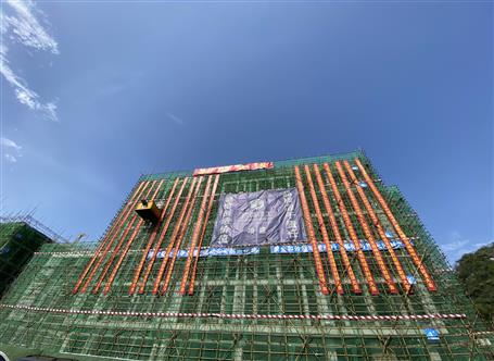 �ڰ˷ֹ�˾�н���Ŀ���幤��˳���ⶥ